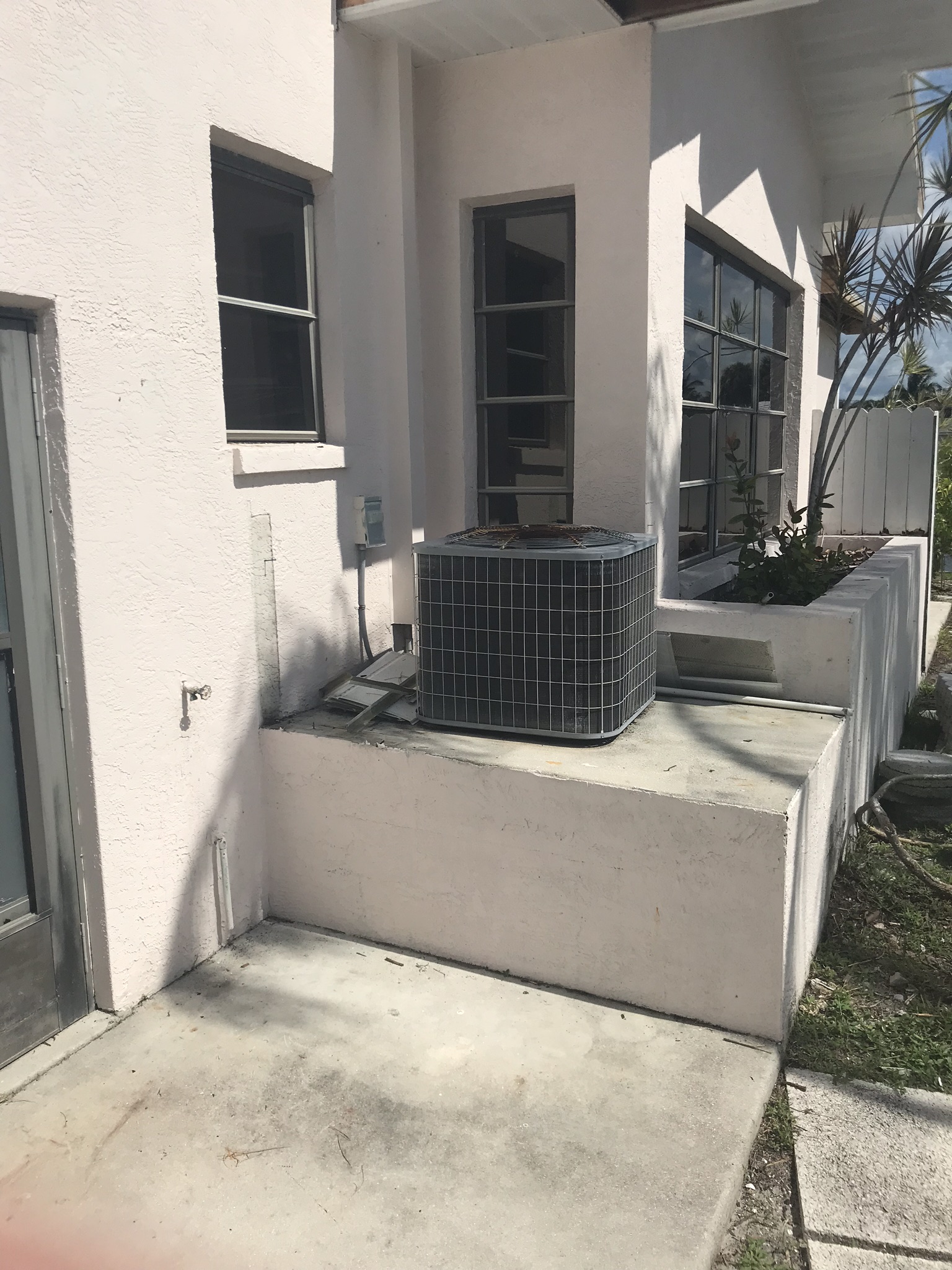 Single air conditioner unit replacement Fort Myers.